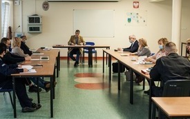 naczelnik wydziału zarządzania kryzysowego starostwa powiatowego w pucku p. Piotr Bolin prowadzi spotkanie