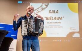 Galeria aktualności Gala BI&Eacute;LAWA 2026 w Strzelnie. Wręczono nagrody w Og&oacute;lnopolskim Konkursie Mowy Kaszubskiej &bdquo;B&euml; nie zab&euml;c m&ograve;w&euml; stark&oacute;w&rdquo; 72