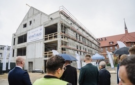 Galeria aktualności Wiecha zawisła nad nowym blokiem Szpitala Puckiego 11