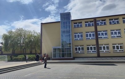 Zdjęcie do Likwidacja barier architektonicznych - winda w Szkole Podstawowej im.  Jana III Sobieskiego w Żelistrzewie