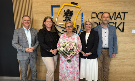 z-wdziecznoscia-za-lata-pracy-dyrektor-pup-w-pucku-hanna-czapp-przeszla-na-emeryture