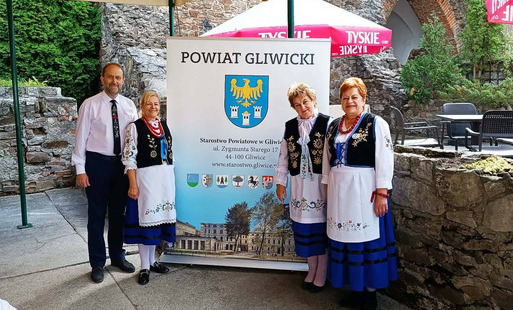 Delegacja Kół Gospodyń Wiejskich z powiatu puckiego wraz z Wicestarostą Puckim Tomaszem Herrmannem podczas festiwalu na Zamku w Toszku w Powiecie Gliwickim.