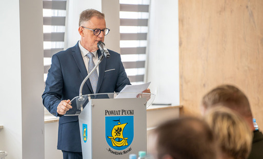 Starosta Pucki dr Jarosław Białk podczas sesji rady powiatu puckiego ws. przystąpienia do pomorskiej Meteopolii
