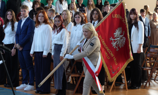 Uczniowie Liceum Ogólnokształcącego im. Obrońców Helu podczas jubileuszu 35-lecia szkoły.