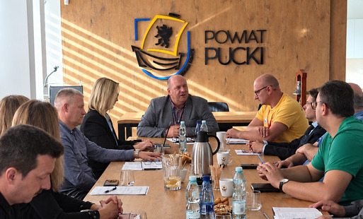 Posiedzenie Powiatowego Zespołu Zarządzania Kryzysowego w Starostwie Powiatowym w Pucku, 8 października 2026 roku.