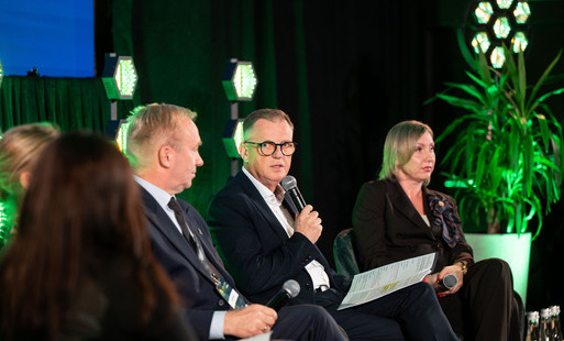 Starosta Pucki Jarosław Białk na Pomorskim Eko Forum o transporcie, finansach samorządów, transformacji energetycznej i Strategii Ziemi Puckiej do 2035 roku.